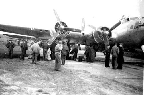 Crowd of liberated prisoners awaiting airlift